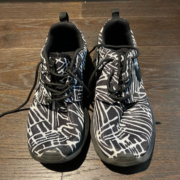 Nike black and white running shoes in size 5 - Picture 1 of 5